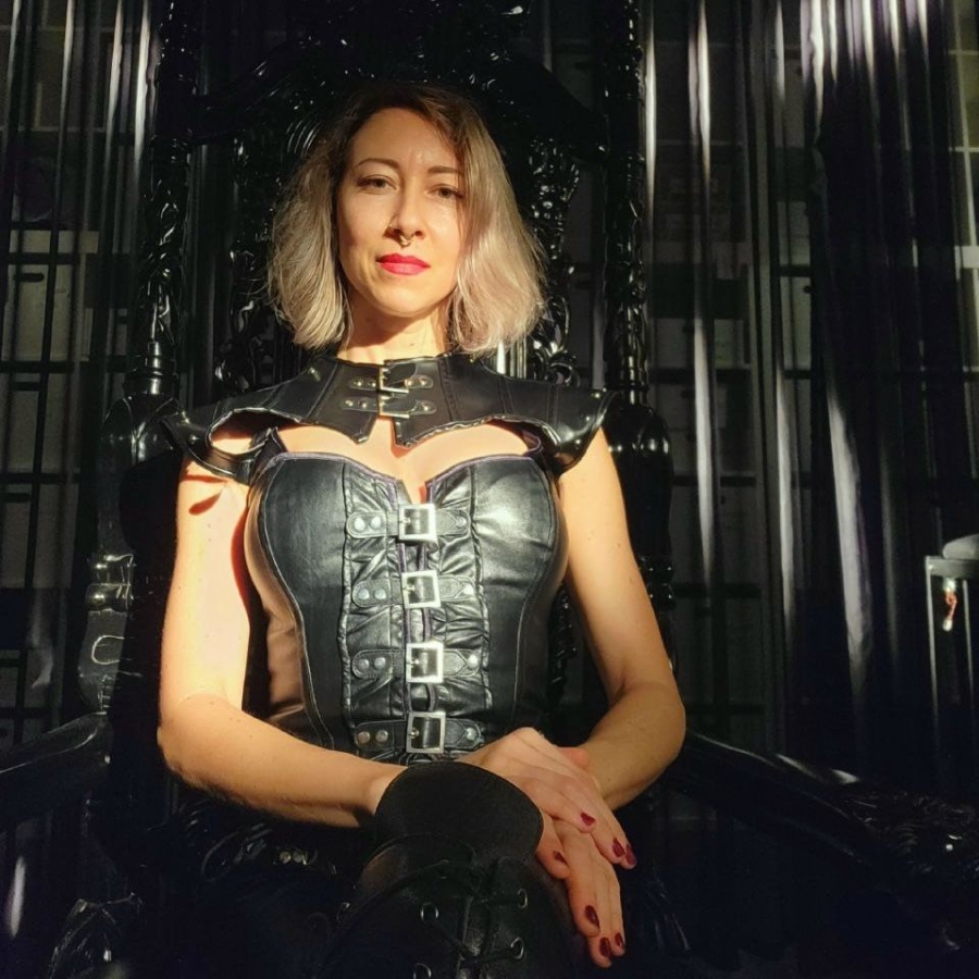 Mistress Hella | Peitsche - Deutschlands bestes Portal für Dominas BDSM & Fetisch