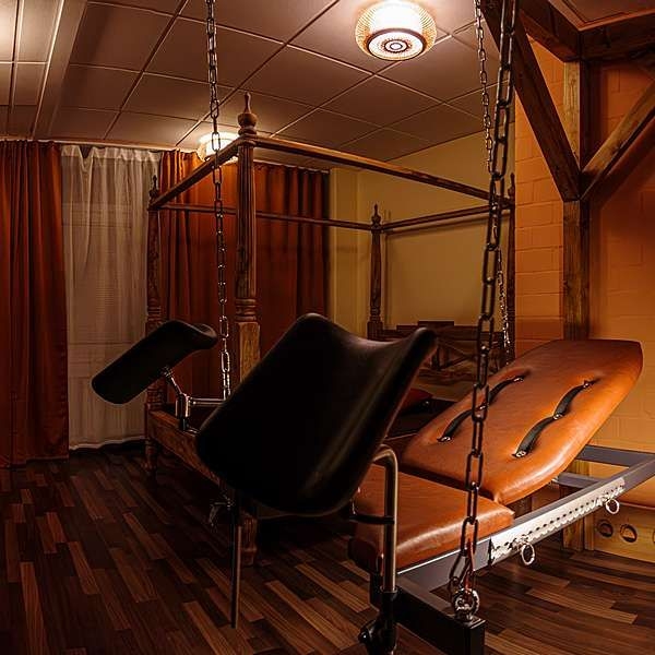 Atrium Berlin | Peitsche - Deutschlands bestes Portal für Dominas BDSM & Fetisch