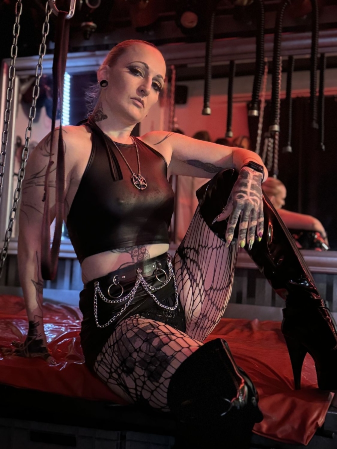 Alessa La Strange | Peitsche - Deutschlands bestes Portal für Dominas BDSM & Fetisch