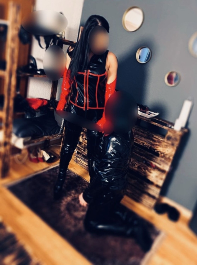 Lady Emmi | Peitsche - Deutschlands bestes Portal für Dominas BDSM & Fetisch