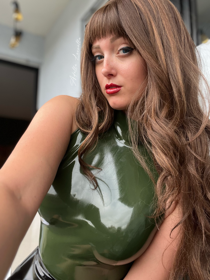 Adelle Leonella | Peitsche - Deutschlands bestes Portal für Dominas BDSM & Fetisch