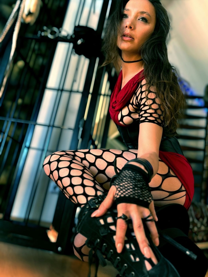 Alena Adels | Peitsche - Deutschlands bestes Portal für Dominas BDSM & Fetisch