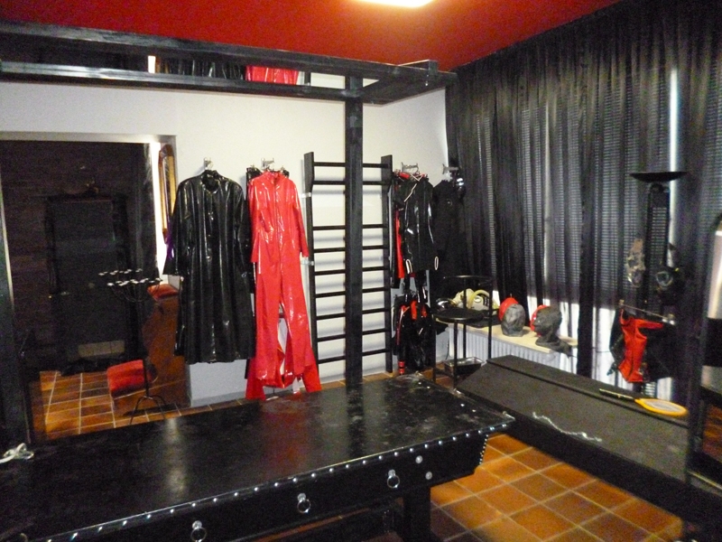 Privat-Studio Comtesse Desiree | Peitsche - Deutschlands bestes Portal für Dominas BDSM & Fetisch