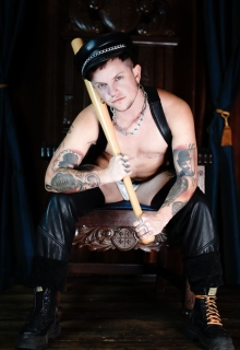 Darius Rex | Peitsche - Deutschlands bestes Portal für Dominas BDSM & Fetisch