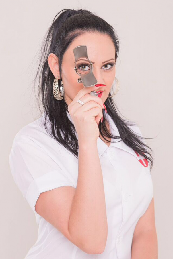 Bizarrärztin Dr. Lana Poison | Peitsche - Deutschlands bestes Portal für Dominas BDSM & Fetisch