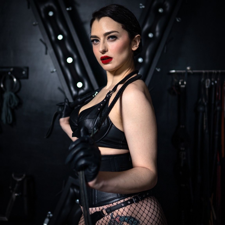 Mistress Bella Lugosi | Peitsche - Deutschlands bestes Portal für Dominas BDSM & Fetisch