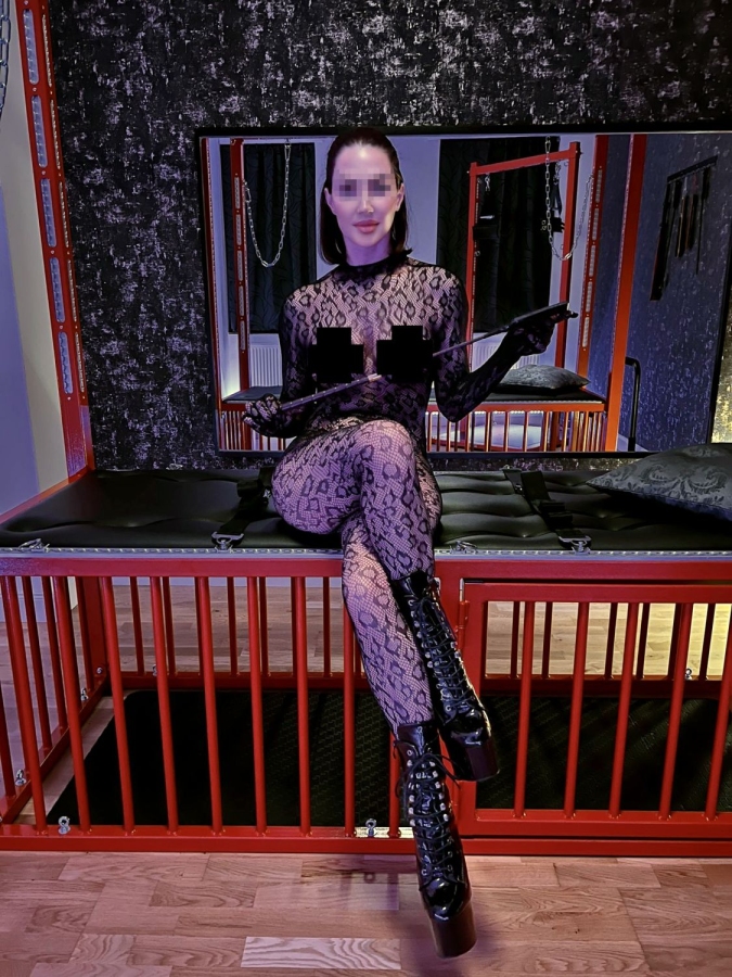 Mistress Dona | Peitsche - Deutschlands bestes Portal für Dominas BDSM & Fetisch