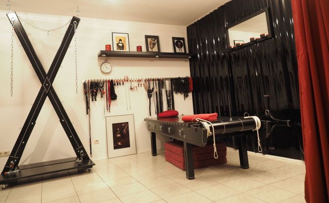 Fetischstudio - Herrin Roxana | Peitsche - Deutschlands bestes Portal für Dominas BDSM & Fetisch