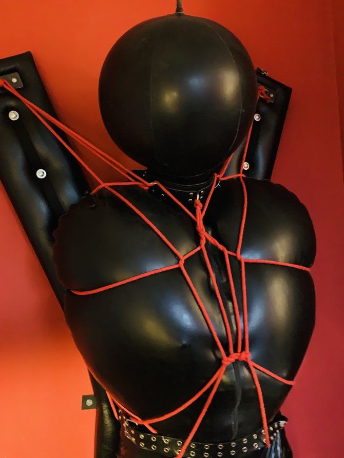 3 Stunden Latex & Bondage Special | Peitsche - Deutschlands bestes Portal für Dominas BDSM & Fetisch