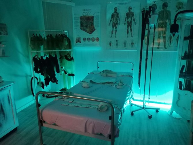 Klinik bei Lady Vampira | Peitsche - Deutschlands bestes Portal für Dominas BDSM & Fetisch