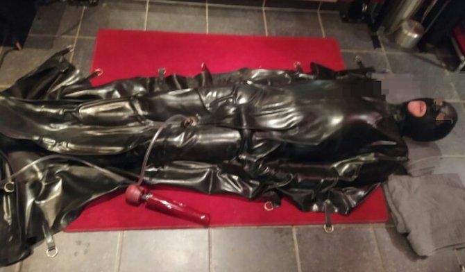 Für alle Latexfetischisten | Peitsche - Deutschlands bestes Portal für Dominas BDSM & Fetisch